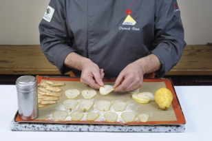 Étaler des fines tranches de poire sur un Silpat®, 