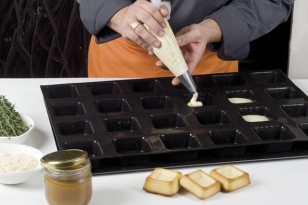Couler l’appareil à biscuit dans des moules