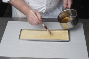 Puncher le biscuit avec un sirop à 30 °B.