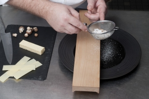 saupoudrer le crumble à travers une passette
