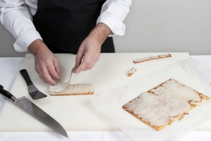 Recouvrir la tarte du lard