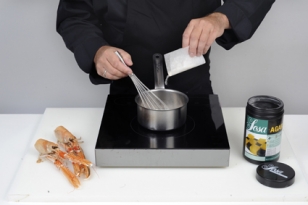 Coller la bisque avec l’agar-agar.