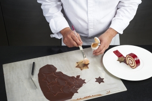Poudrer des étoiles de chocolat