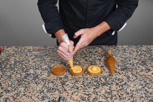 Pocher de la crème pâtissière caramel