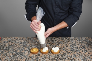 Ajouter 3 rosaces de chantilly.