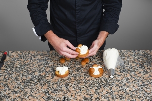 Disposer les choux garnis de crème pâtissière caramel