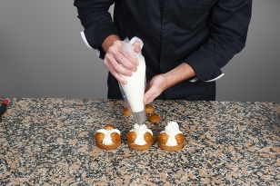 Pocher une rosace de crème chantilly au centre.