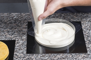 Chemiser un moule thermoformé avec la mousse fromage blanc vanille