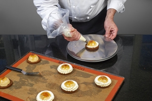 Monter la ganache opalys/vanille puis pocher une collerette