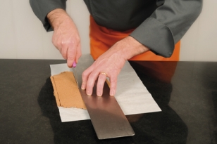 Découper les carrés noisette à 5,5 cm de coté. 