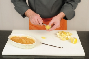 Réaliser les suprêmes de citrons confits. 