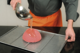 Napper l’entremets avec le glaçage miroir.