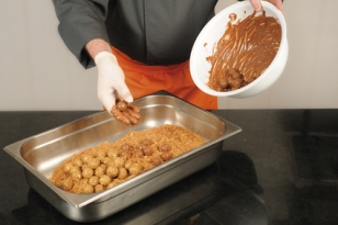 Enrober les truffes, réserver au froid à 17°.