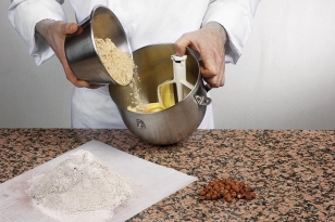 Incorporer la poudre de noisette