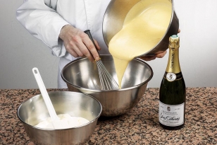 Verser l’anglaise refroidie sur la gélatine fondue 