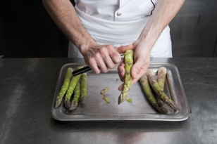 Eplucher les asperges