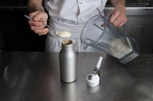 Verser la mousse de pâtes dans un siphon