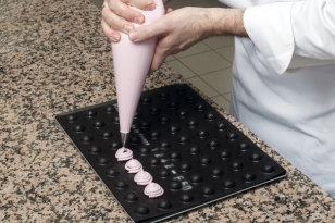Pocher la meringue rose