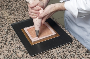 Détailler un carré de biscuit russe