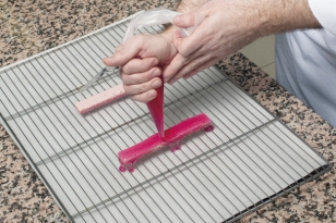 Glacer les bandes de biscuit à la framboise
