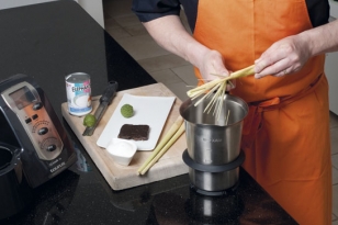 Réaliser le bouillon de lait de noix de coco 