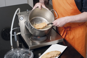 Cuire le foie gras dans le bouillon de lait de noix de coco parfumé