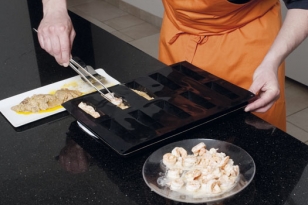 monter par couches : foie gras et queues de gambas
