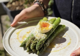 ASPERGES VERTES ACIDULÉES, PARMESAN ET ŒUF COULANT