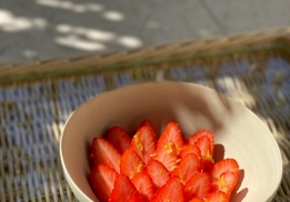 SALADE DE FRAISES À LA FLEUR D’ORANGER, CRÈME LÉGÈRE