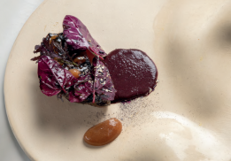 AUBERGINE BELLA ROSA CONDIMENT ARROCHE / UMEBOSHI / SHISO POURPRE / JUS DE VOLAILLE AU POIVRE LONG