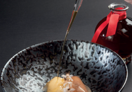 BABA AU MIEL DE CORIANDRE, GLACE À L’HUÎTRE, VINAIGRE DE POIRE DE CARÉSY