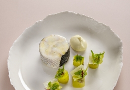 CŒUR DE CELTUCE GLACÉ,MOUSSE À L’HUILE D’OLIVE, BAR DE LIGNE ÉTUVÉ