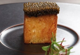 CAVIAR OSCIÈTRE GOLD, PAIN MI-PERDU MI-SOUFFLÉ, POMME POMPADOUR, OSEILLE SAUVAGE