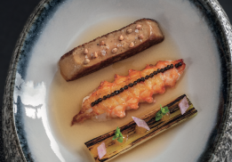 LANGOUSTINE ET FOIE GRAS DE CANARD, CONSOMMÉ DE CARAPACES ET CAVIAR OSCIÈTRE