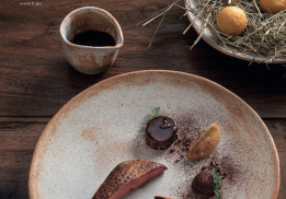 PIGEON DE BRESSE CUIT À LA BRAISE, SCORSONÈRE, CACAO ET GÉRANIUM ROSAT