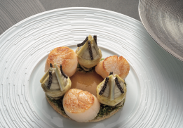 NOIX DE COQUILLE SAINT-JACQUES, ARTICHAUTS POIVRADE ET COMPOTÉE D’ARTICHAUTS, BEURRE BLANC ORANGE ET VANILLE