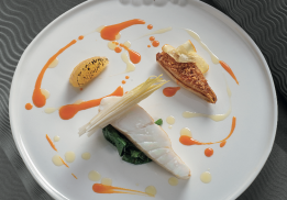 TURBOT DE PETIT BATEAU, ENDIVETTES ET AGRUMES DÉCLINÉS