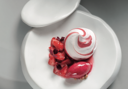 CRÉMEUX À LA VANILLE DE MADAGASCAR, GLACE À L’ASPERGE BLANCHE DE JÉRÔME GALIS, COMPOTÉE DE FRAISES DE YANNICK COLOMBIÉ