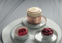 SOUFFLÉ CHAUD AUX AMANDES, GRANITÉ ET SORBET CASSIS