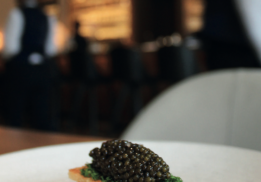 TOAST DE JAUNE D’ŒUF BIO, CAVIAR ET ANETH