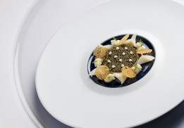 CAVIAR OSCIÈTRE, CHOU-FLEUR ET RAVIOLES DE RADIS NOIR