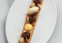 CHOCOLAT DE LA PLANTATION « MANGARO », POIRE WILLIAMS DE PAYS, CARAMEL ET CARDAMOME NOIRE