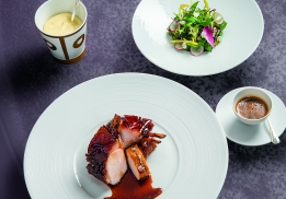 CARRÉ DE PORCELET AU FOIN, JUS RÉDUIT ET SALADE PASTORALE AUX HERBES