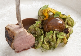 CÔTE D’AGNEAU DU PAYS D’OC, COURGETTE « CUCUZZA » AU BARBECUE, JUS À L’OLIVE