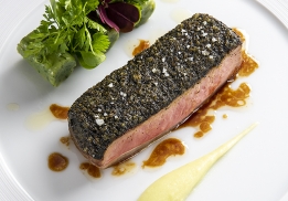 L’AGNEAU DE LAIT selle en croûte de Nori, purée de colrave, gnocchis aux herbes fraîches, jus au basilic et citron confit