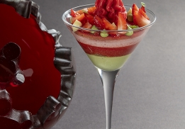 COCKTAIL GLACÉ DE FRAISES AROMATISÉES À LA MÉLISSE