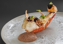 GAMBAS « JURASSIQUE », CONDIMENT CASSIS SAUVAGE-MELISSE, SAUCE BISQUE-BOUILLE