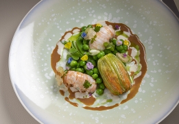 LANGOUSTINE POCHÉE À L’EAU DE MER, FLEUR DE COURGETTE FARCIE AU TARAMA DE LANGOUSTINE ET DULCE, BISQUE DES TÊTES À LA VANILLE