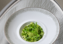 ŒUF MASQUÉ AUX PETITS POIS ET JUS VERT DU JARDIN