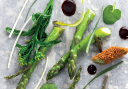 DE FLORENT, LES ASPERGES VERTES RELEVÉES DE GARUM ACIDULÉ & PAIN GRILLÉ, HERBES DE LAGARDELLE ET DES FOSSÉS